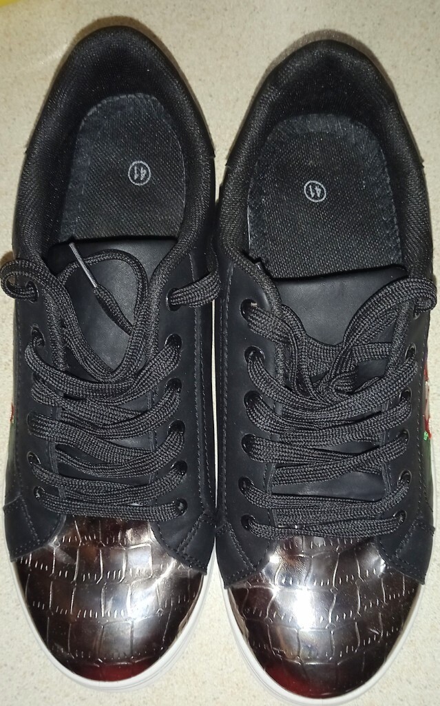 black trainers size 7 womens